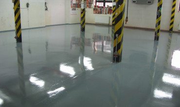 Oprava betonové podlahy s epoxidovým nátěrem