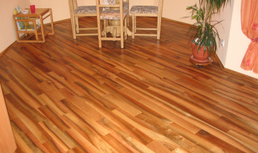 Pokládka vícevrstvé dřevěné podlahy z ořechu